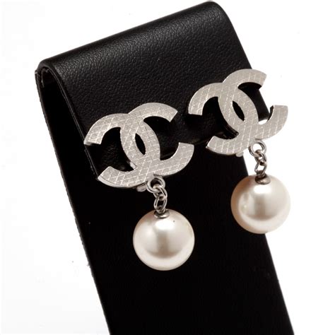 boucles d'oreilles chanel portées|Boucles d'oreille CHANEL en perle .